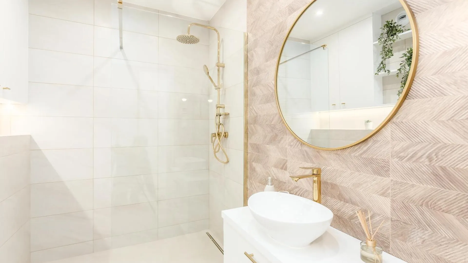 Luxe & Tranquil Gem - Terrace - Jacuzzi - Parking! Apartment Warsaw 0*,  Poland